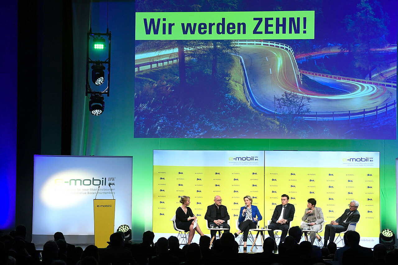 Blick auf die Bühne - Talkrunde "Innovation & Klimaschutz" mit politischen Wegbegleitern.