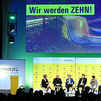 Blick auf die Bühne - Talkrunde "Innovation & Klimaschutz" mit politischen Wegbegleitern.
