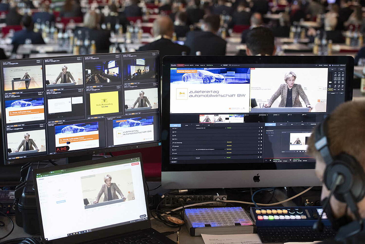 Blick über die Schulter der Technik beim Zulieferertag Automobilwirtschaft BW 2021, auf mehreren Bildschirmen wird das Streaming organisiert.