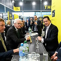 Kai Sauer (Finnischer Botschafter) im Gespräch mit Ministerpräsident Winfried Kretschmann.