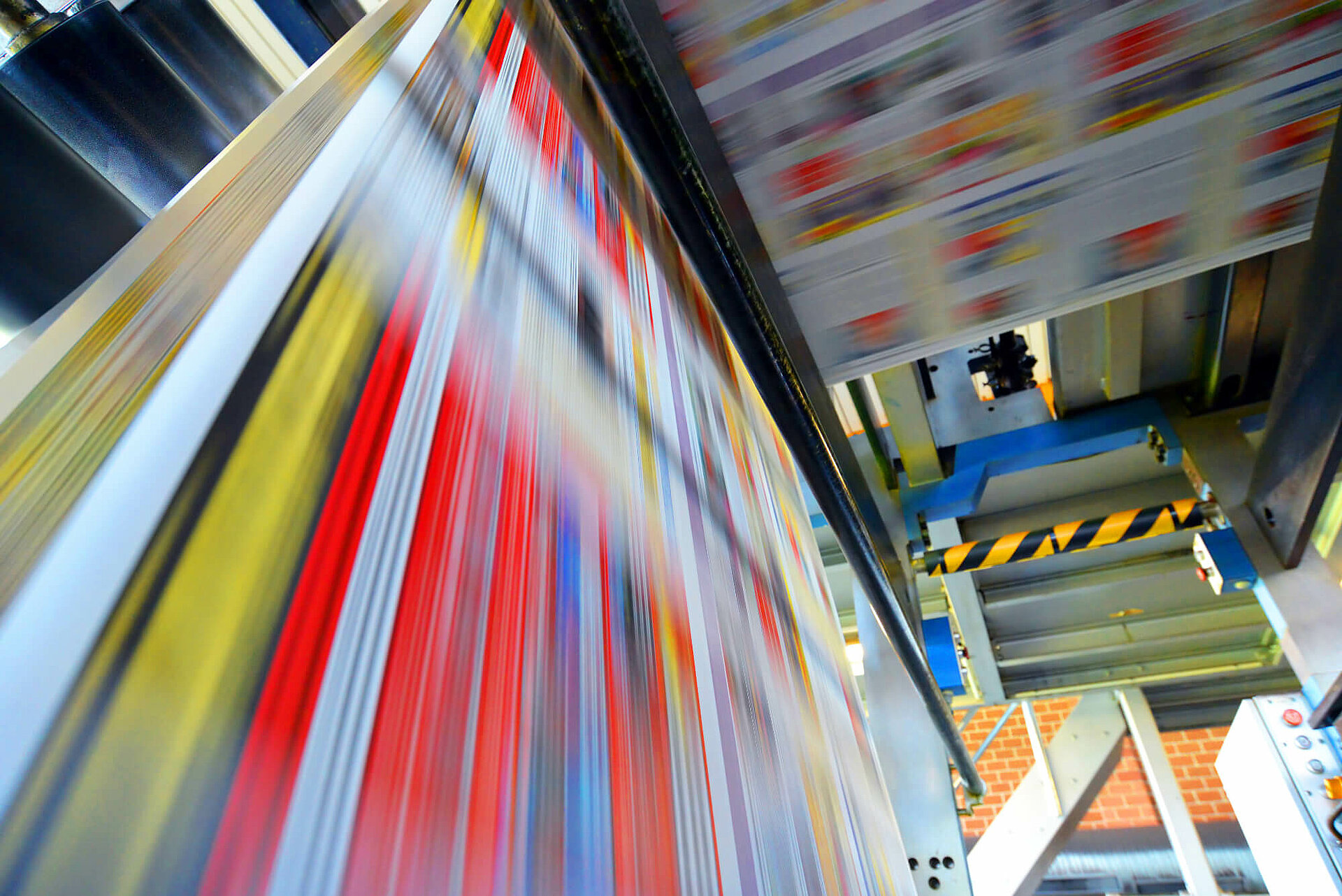 Produktion Druckpapier einer Zeitung läuft über eine Walze.