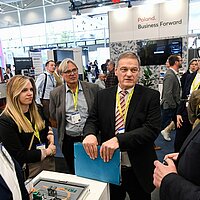 Verkehrsminister Winfried Hermann informiert sich bei den Ausstellern am baden-württembergischen Gemeinschaftstand.