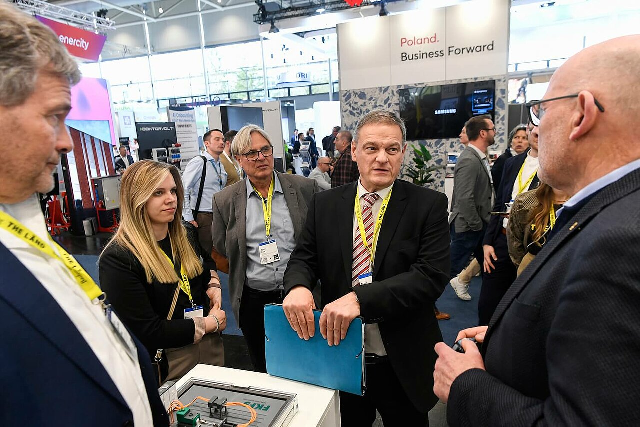 Verkehrsminister Winfried Hermann informiert sich bei den Ausstellern am baden-württembergischen Gemeinschaftstand.