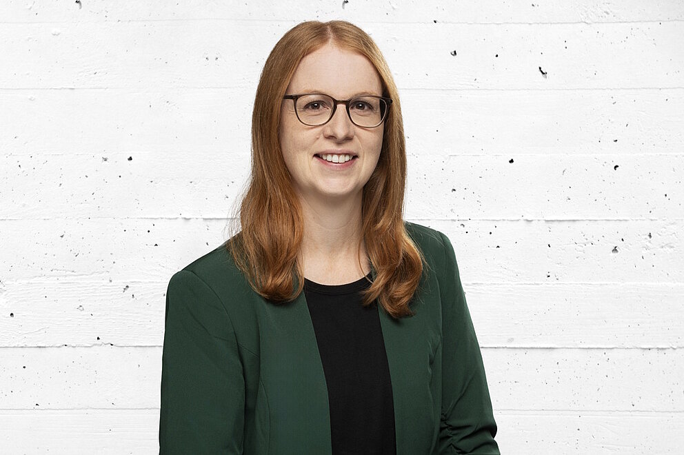 Porträt von Julia Bulling Porträt von Julia Bulling vor einer grauen Betonwand