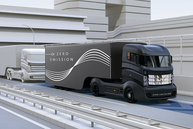 Ein schwarzes Nutzfahrzeug mit alternativem Antrieb auf der Straße.