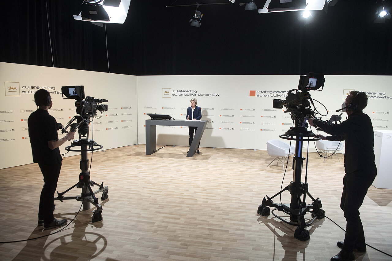 Zwei Filmkameras sind auf die Wirtschaftsministerin Dr. Nicole Hoffmeister-Kraut gerichtet, sie befindet sich in einem Filmstudio.