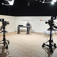 Zwei Filmkameras sind auf die Wirtschaftsministerin Dr. Nicole Hoffmeister-Kraut gerichtet, sie befindet sich in einem Filmstudio.