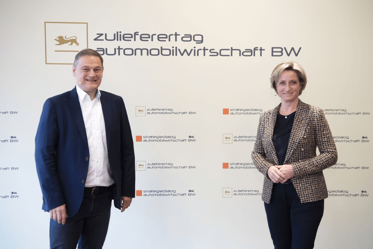 Franz Loogen, Geschäftsführer der e-mobil BW steht neben Wirtschaftsministerin Dr. Nicole Hoffmeister-Kraut, im Hintergrund steht auf einer Wand "Strategiedialog Automobilwirtschaft BW".