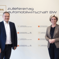 Franz Loogen, Geschäftsführer der e-mobil BW steht neben Wirtschaftsministerin Dr. Nicole Hoffmeister-Kraut, im Hintergrund steht auf einer Wand "Strategiedialog Automobilwirtschaft BW".