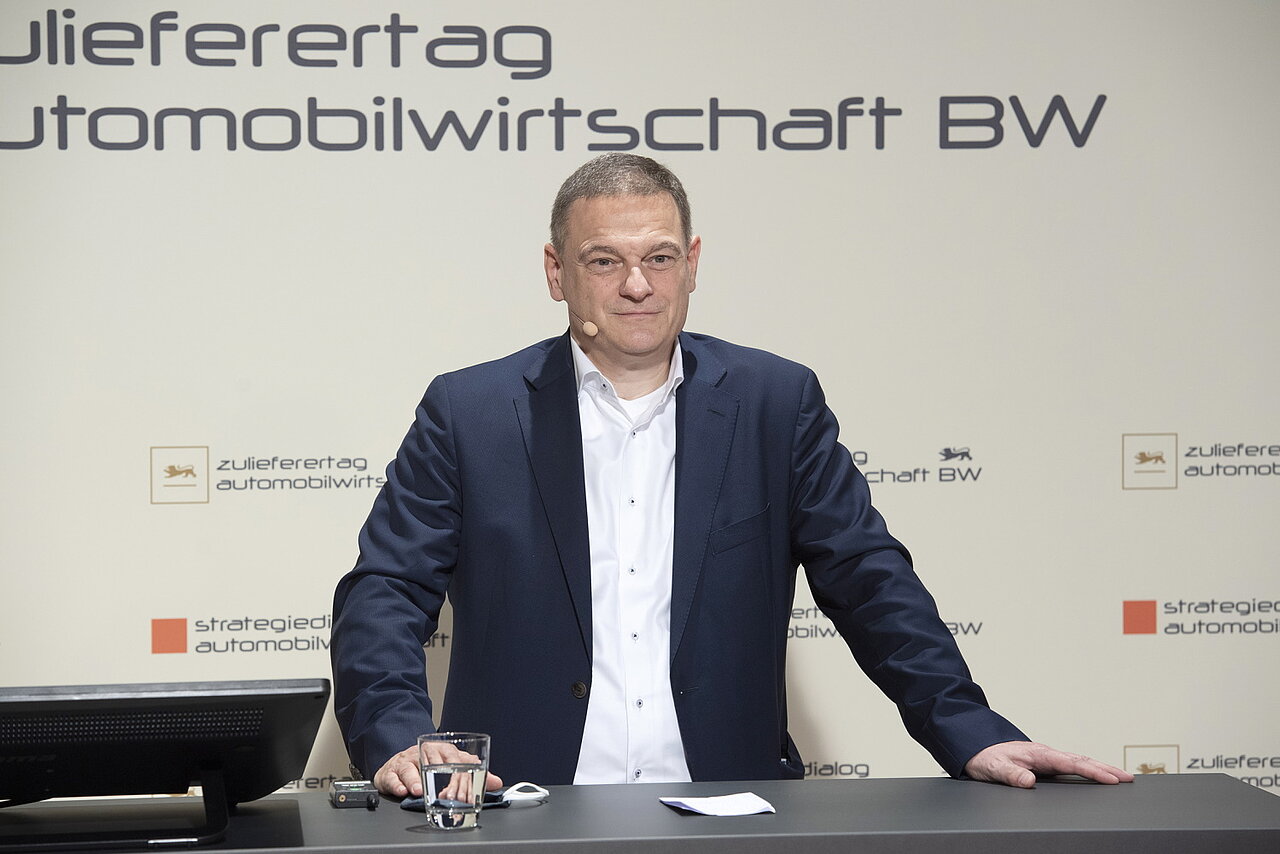 Franz Loogen, Geschäftsführer der e-mobil BW, begrüßt die online zugeschaltenen Teilnehmerinnen und Teilnehmer.