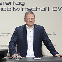 Franz Loogen, Geschäftsführer der e-mobil BW, begrüßt die online zugeschaltenen Teilnehmerinnen und Teilnehmer.