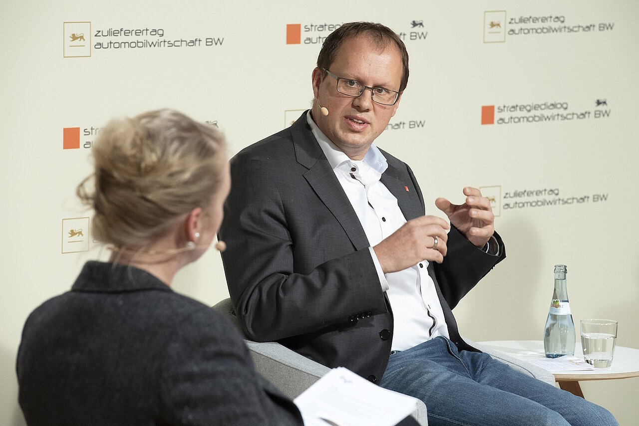 Nahaufnahme von Kai Burmeister, IG Metall Baden-Württemberg, während der Gesprächsrunde des Zulieferertags Automobilwirtschaft BW. 