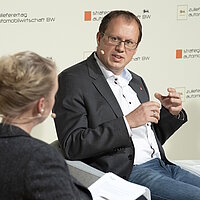 Nahaufnahme von Kai Burmeister, IG Metall Baden-Württemberg, während der Gesprächsrunde des Zulieferertags Automobilwirtschaft BW. 