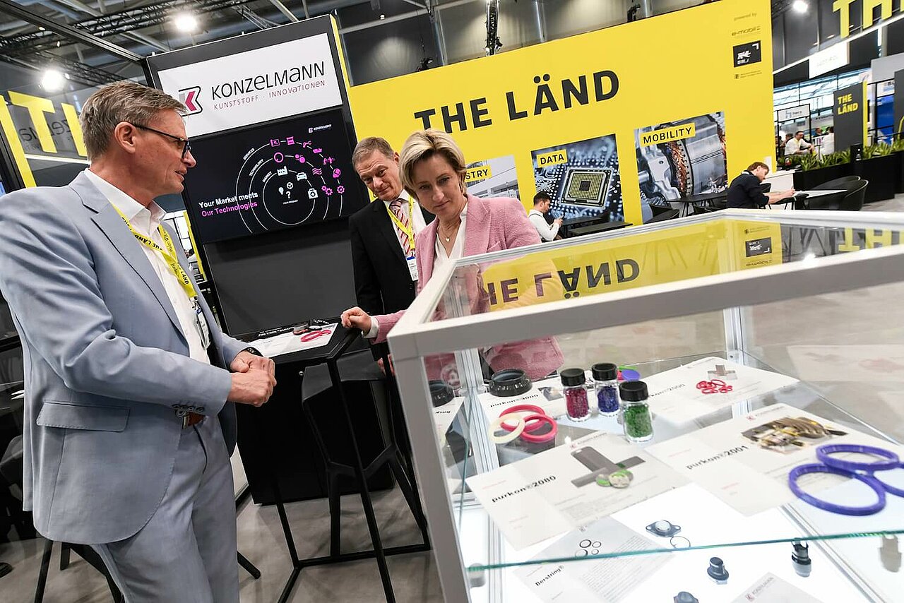 Wirtschaftsministerin Dr. Nicole Hoffmeister-Kraut erkundet Exponate beim Standrundgang auf der Hannover Messe.