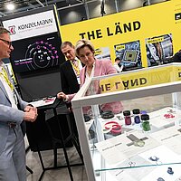 Wirtschaftsministerin Dr. Nicole Hoffmeister-Kraut erkundet Exponate beim Standrundgang auf der Hannover Messe.