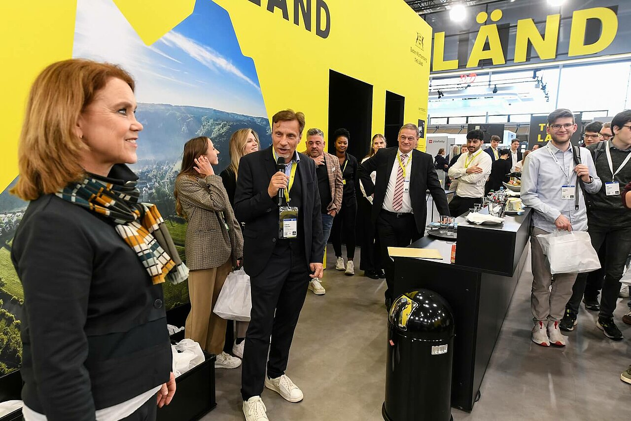 Frau Petra Olschowski begrüßt am Baden-Württemberg Pavillon die angereisten Studierenden aus Baden-Württemberg.