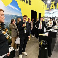 Frau Petra Olschowski begrüßt am Baden-Württemberg Pavillon die angereisten Studierenden aus Baden-Württemberg.