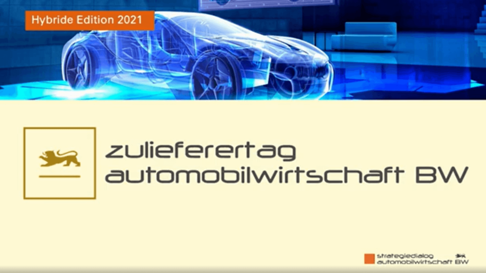 Blaues Hologramm eines Fahrzeugs, darunter steht auf gelb das Logo "Zulieferertag Automobilwirtschaft BW"