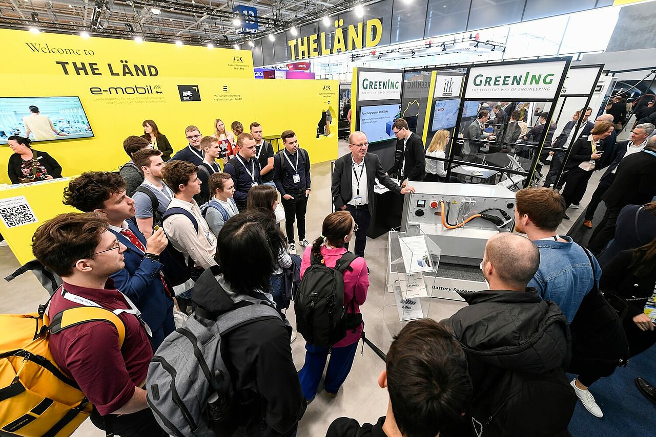 Eine Gruppe von Studentinnen und Studenten der Hochschule Heilbronn am THE LÄND-Messestand auf der Hannover Messe 205.