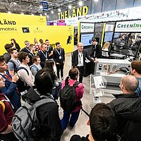 Eine Gruppe von Studentinnen und Studenten der Hochschule Heilbronn am THE LÄND-Messestand auf der Hannover Messe 205.