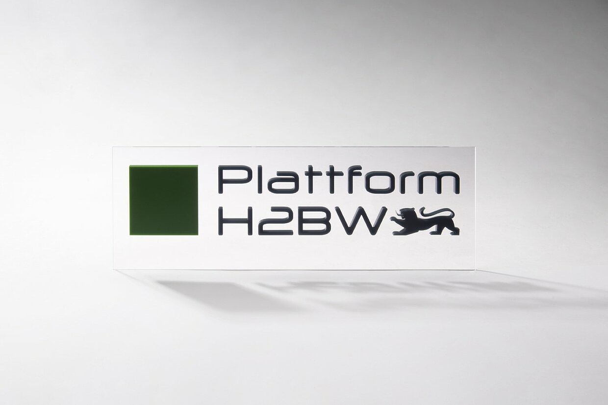 Logo der Plattform H2BW auf einer Plexiglasscheibe