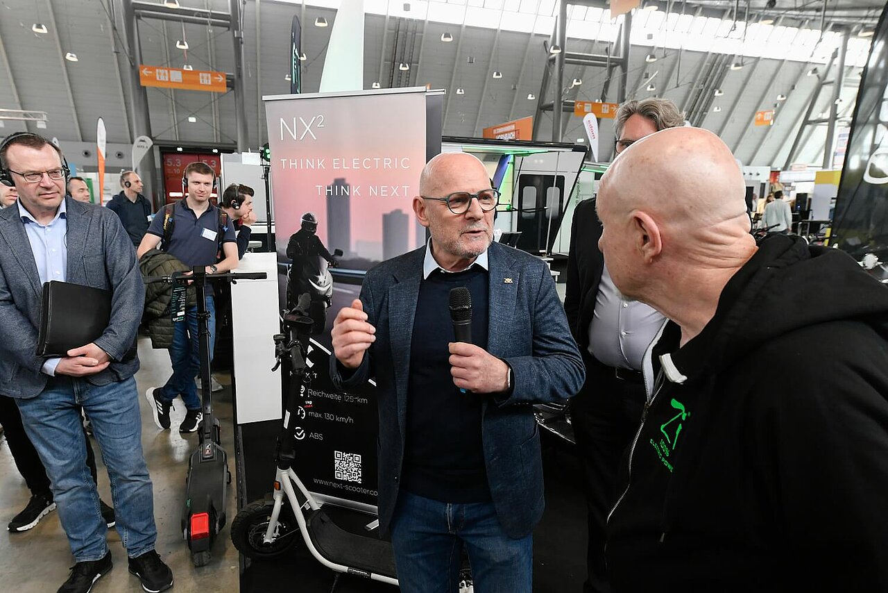 Verkehrsminister Winfried Hermann beim Messerundgang.