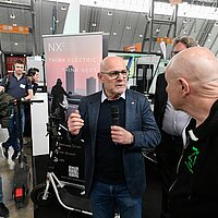 Verkehrsminister Winfried Hermann beim Messerundgang.