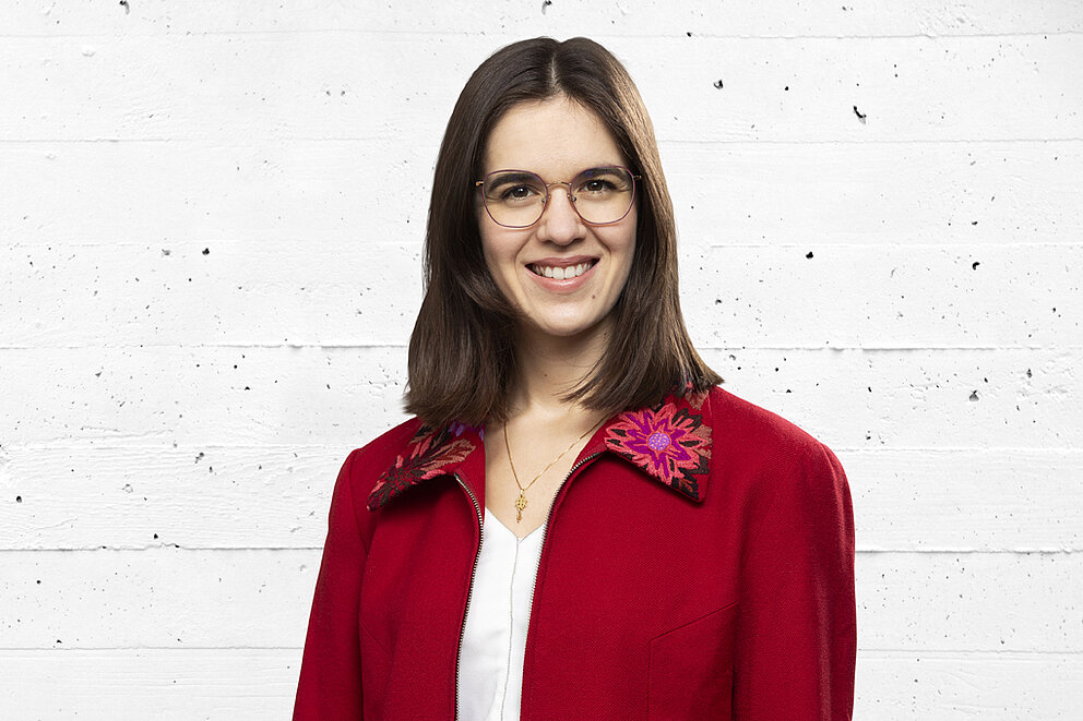 Porträtfoto von Deborah Goll, Mitarbeiterin von e-mobil BW