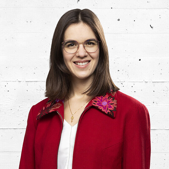 Porträtfoto von Deborah Goll, Mitarbeiterin von e-mobil BW