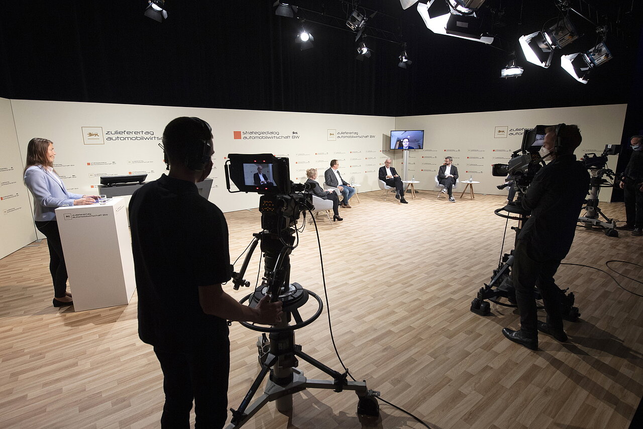 Blick in das Filmstudio, in dem der Zulieferertag Automobilwirtschaft BW 2020 aufgenommen und gestreamt wurde.