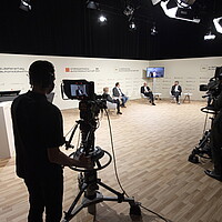 Blick in das Filmstudio, in dem der Zulieferertag Automobilwirtschaft BW 2020 aufgenommen und gestreamt wurde.