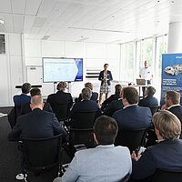 In einem Seminarraum wird ein Vortrag gehalten.