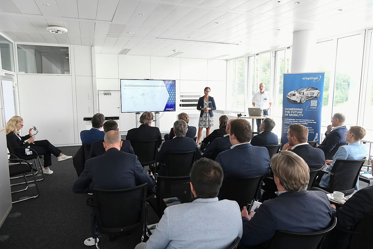 In einem Seminarraum wird ein Vortrag gehalten.