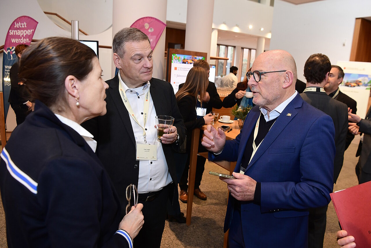 Winfried Hermann MdL im Gespräch mit Franz Loogen (e-mobil BW).