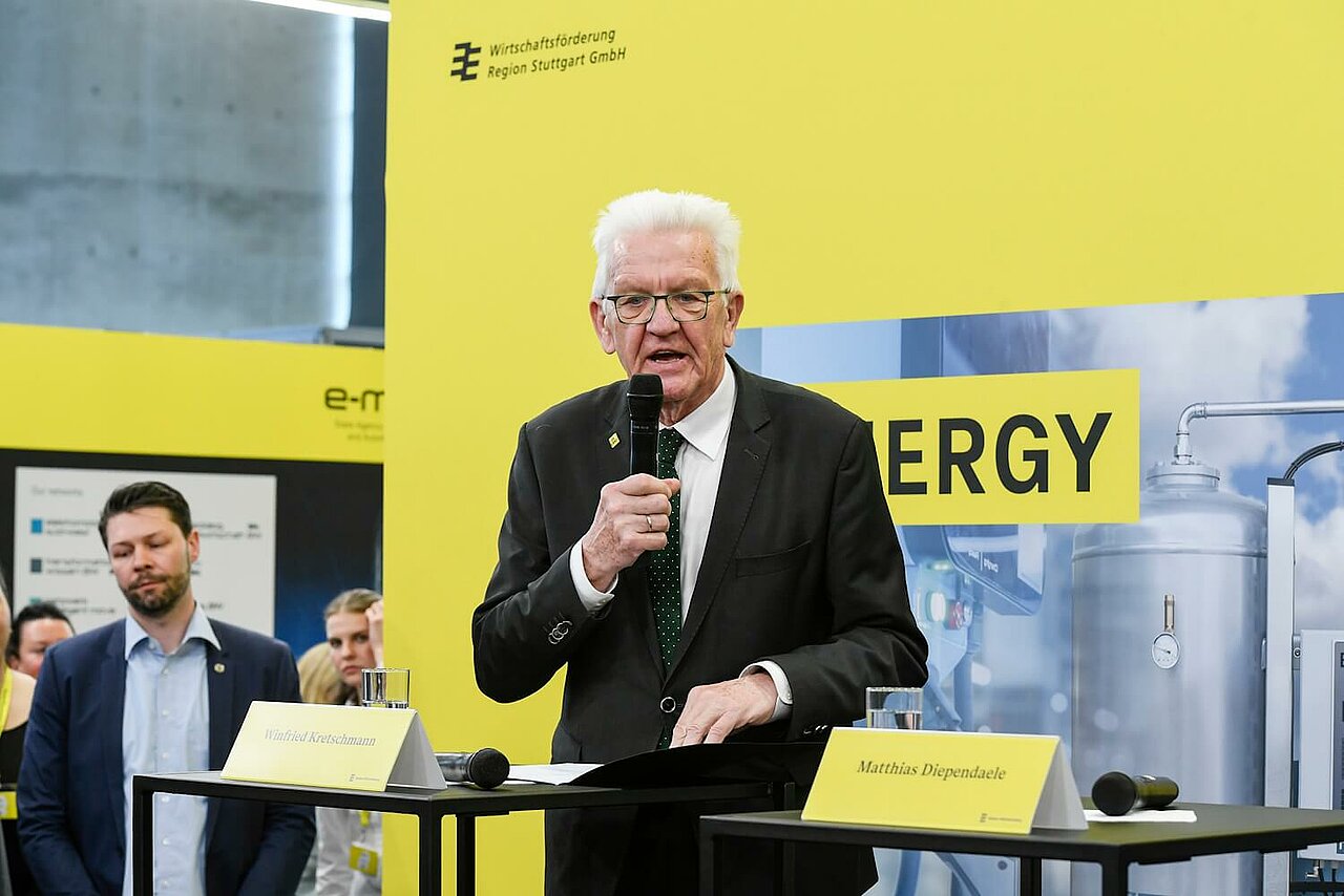 Der baden-württembergische Ministerpräsident Winfried Kretschmann spricht bei der Pressekonferenz auf der Hannover Messe 2025.
