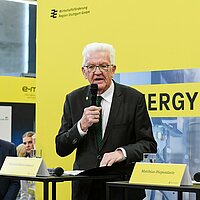 Der baden-württembergische Ministerpräsident Winfried Kretschmann spricht bei der Pressekonferenz auf der Hannover Messe 2025.