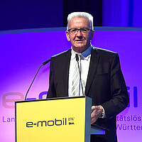 Ministerpräsident Winfried Kretschmann hält das Grußwort auf der Jubiläumsveranstaltung.