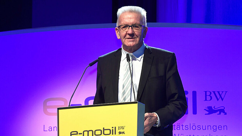 Ministerpräsident Winfried Kretschmann hält das Grußwort auf der Jubiläumsveranstaltung.