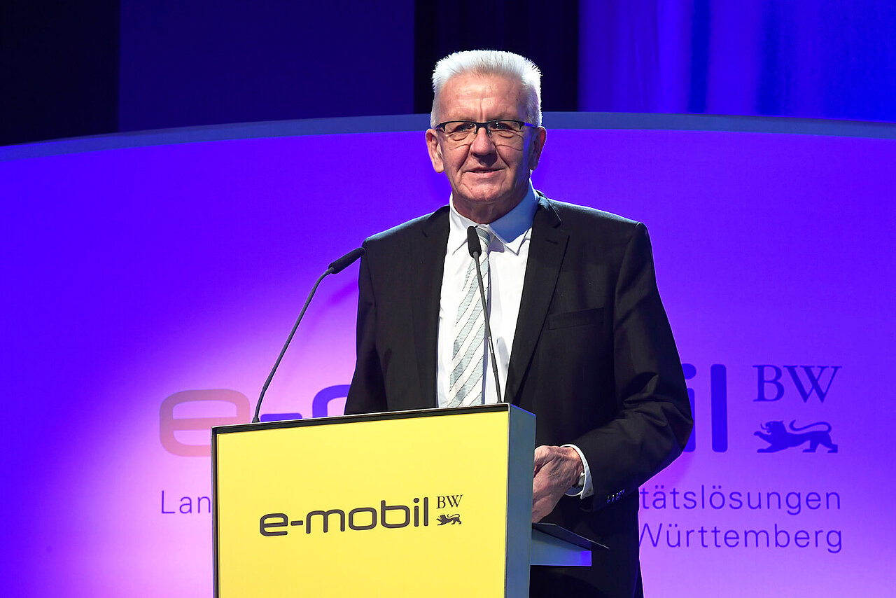 Ministerpräsident Winfried Kretschmann hält das Grußwort auf der Jubiläumsveranstaltung.