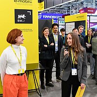 Eine Mitarbeiterin von Baden-Württemberg International (bw_i) und eine Mitarbeiterin von e-mobil BW eröffnen den Baden-Württemberg Pavillon auf der Hannover Messe 2025.