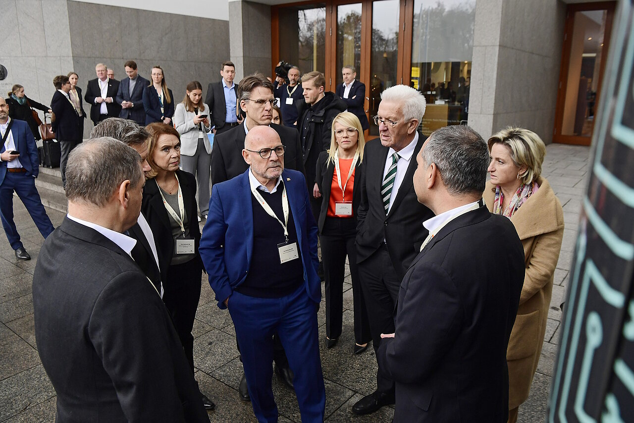 Gespräche zum elektrisch angetriebenen Lkw eActros 600 von Mercedes-Benz.