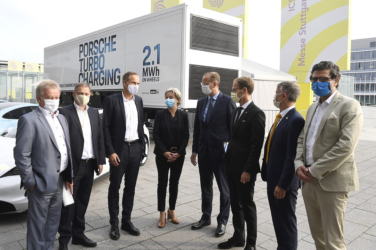 Die Teilnehmenden der Zwischenbilanzkonferenz des Strategiedialogs Automobilwirtschaft BW 2020 vor dem Turbo-Charging-Truck von Porsche. 