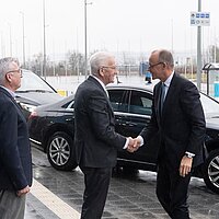 Ministerpräsident Winfried Kretschmann begrüßt den Bundeskanzler Friedrich Merz.