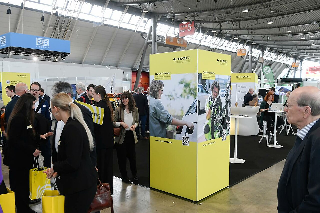 Messestand der e-mobil BW und ADAC Württemberg e.V. auf der i-Mobility 2025.