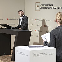 Dr. Engelbert Wimmer, e&Co. AG steht links im Bild und bekommt eine Frage von Isabell Knüttgen, e-mobil BW, gestellt.