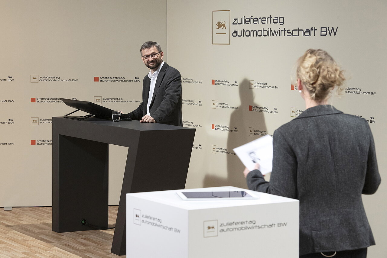 Dr. Engelbert Wimmer, e&Co. AG steht links im Bild und bekommt eine Frage von Isabell Knüttgen, e-mobil BW, gestellt.