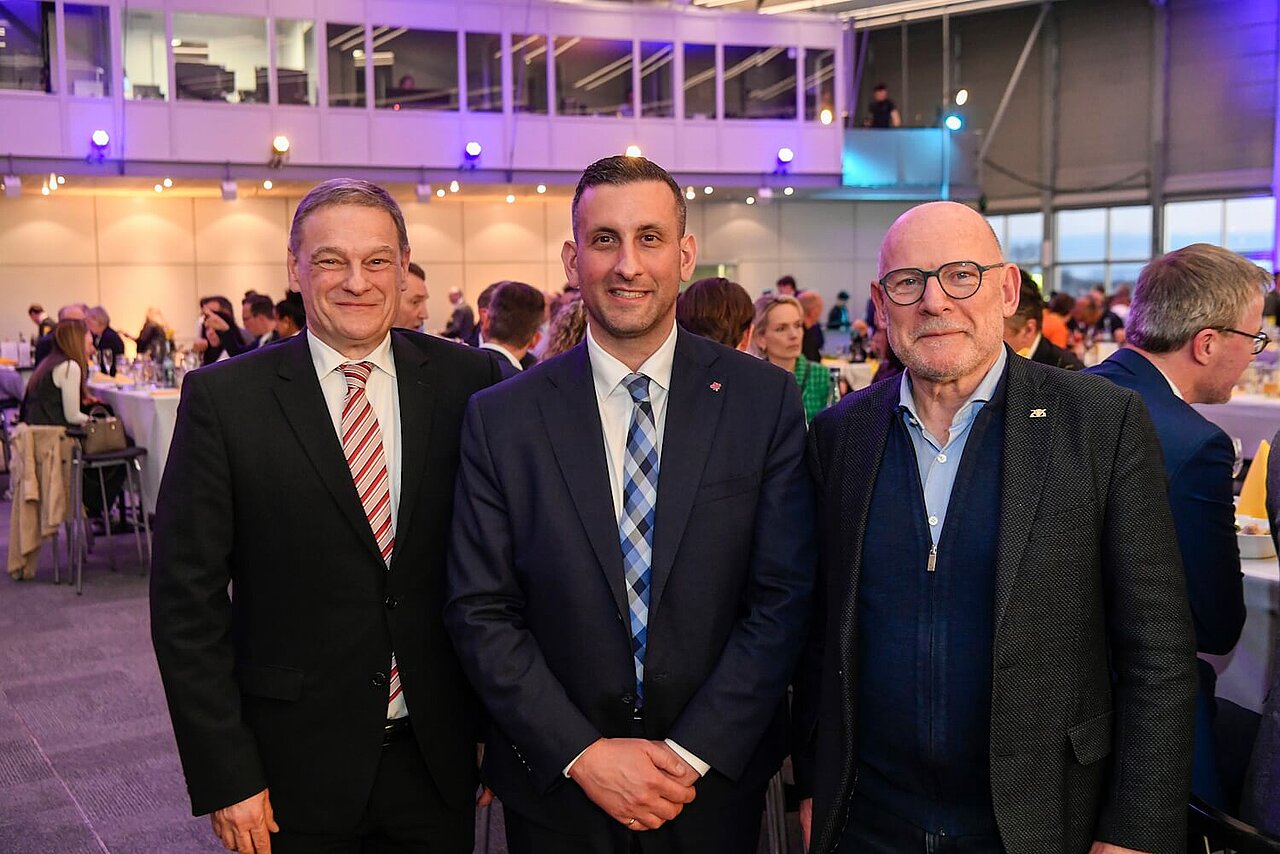 Franz Loogen, Raed Kadri und Winfried Hermann blicken in die Kamera.