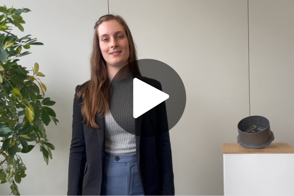 Leonie Wilhelm von Ernst Umformtechnik steht neben einem Bauteil des Zulieferers