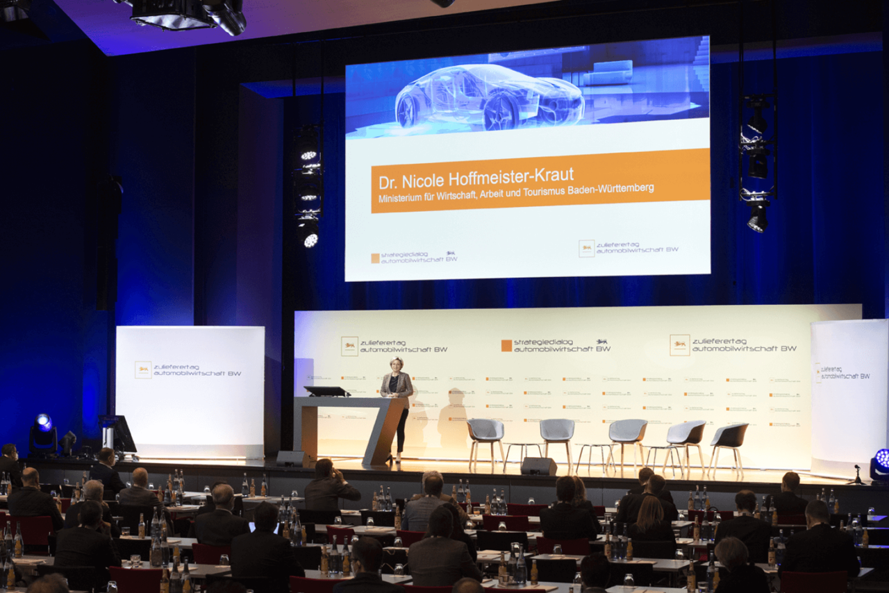 Blick aufs Podium beim Zulieferertag Automobilwirtschaft BW 2021. 
