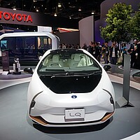 Der Messestand von Toyota zeigt ein zukünftiges Fahrzeugkonzept.